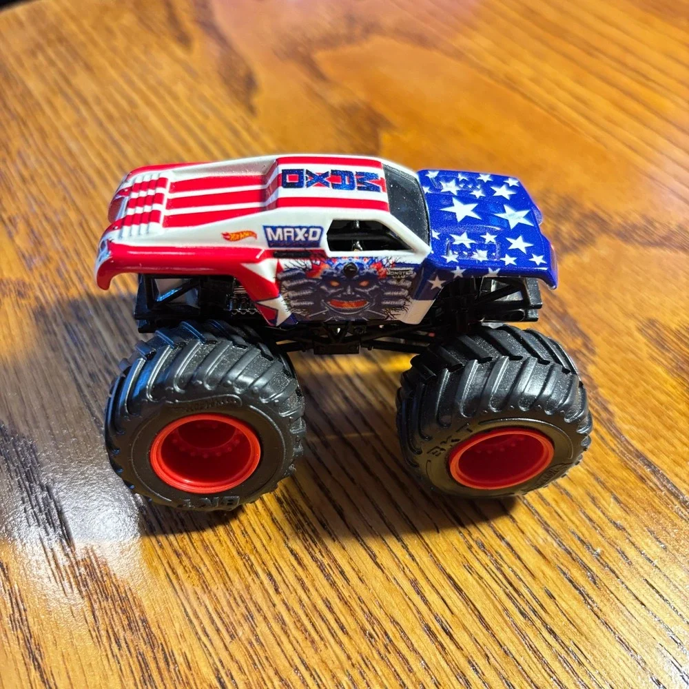 2018 Hot Wheels Monster Jam Stars and Stripes Collection Max D 1:64